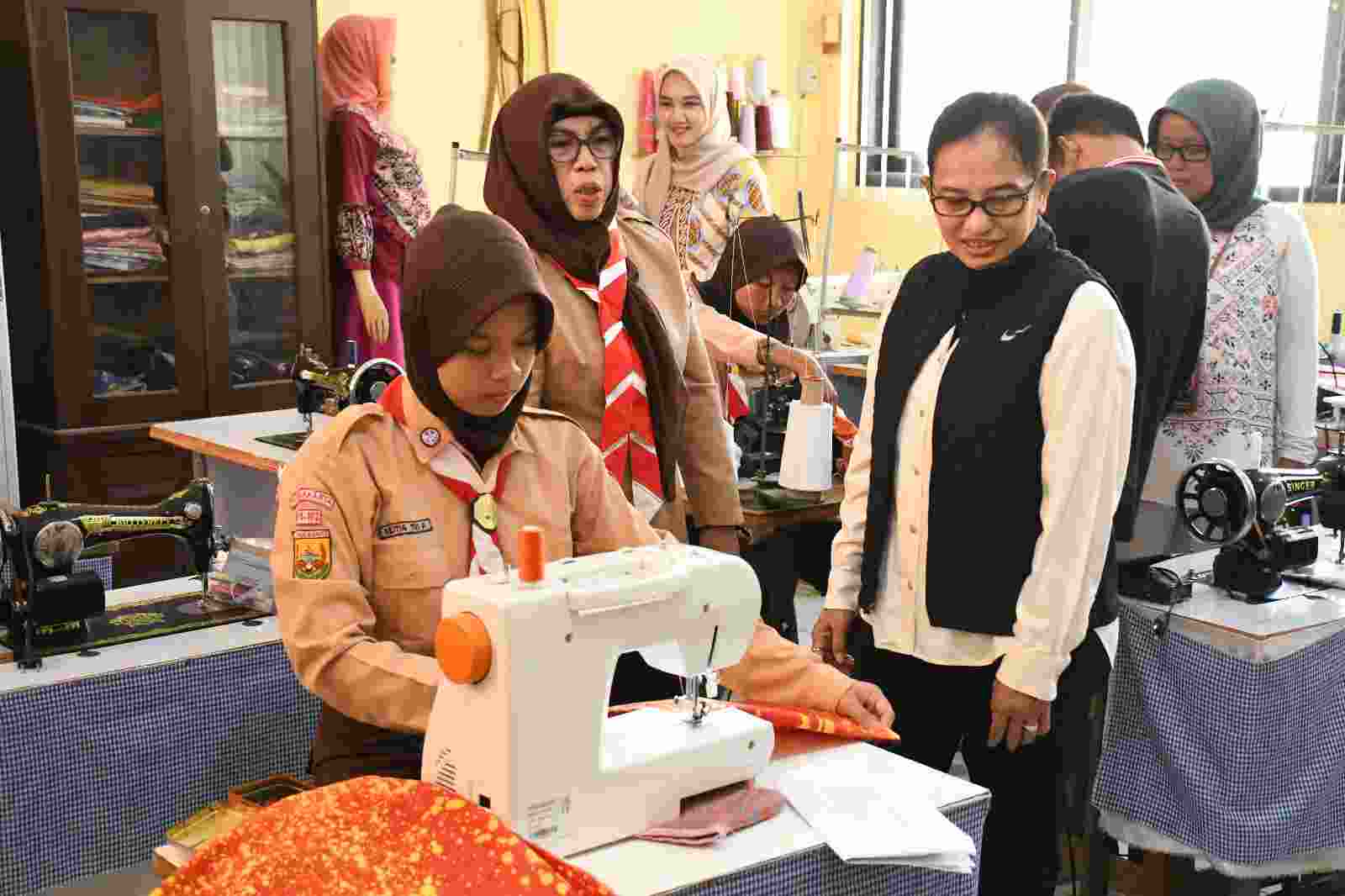 Keterangan foto: Kajati Jabar Katarina Endang Sarwestri, S.H., M.H didampingi para Asisten dan Kajari Purwakarta mengadakan bakti sosial di SLB Negeri Purwakarta Jl. Veteran GG. Beringin No. 2 Nagri Kaler Kecamatan Purwakarta pada Jum&aacute;t 11 April 2025.