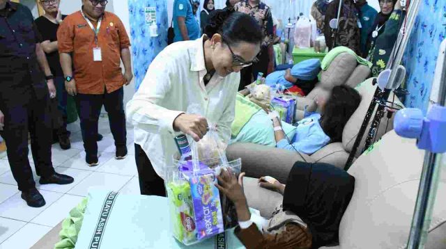 Bakti Sosial Kajati Jabar Bersama  Kajari Purwakarta Sambangi SLB dan  Anak  Penderita Thalassemia RSUD Bayu Asih