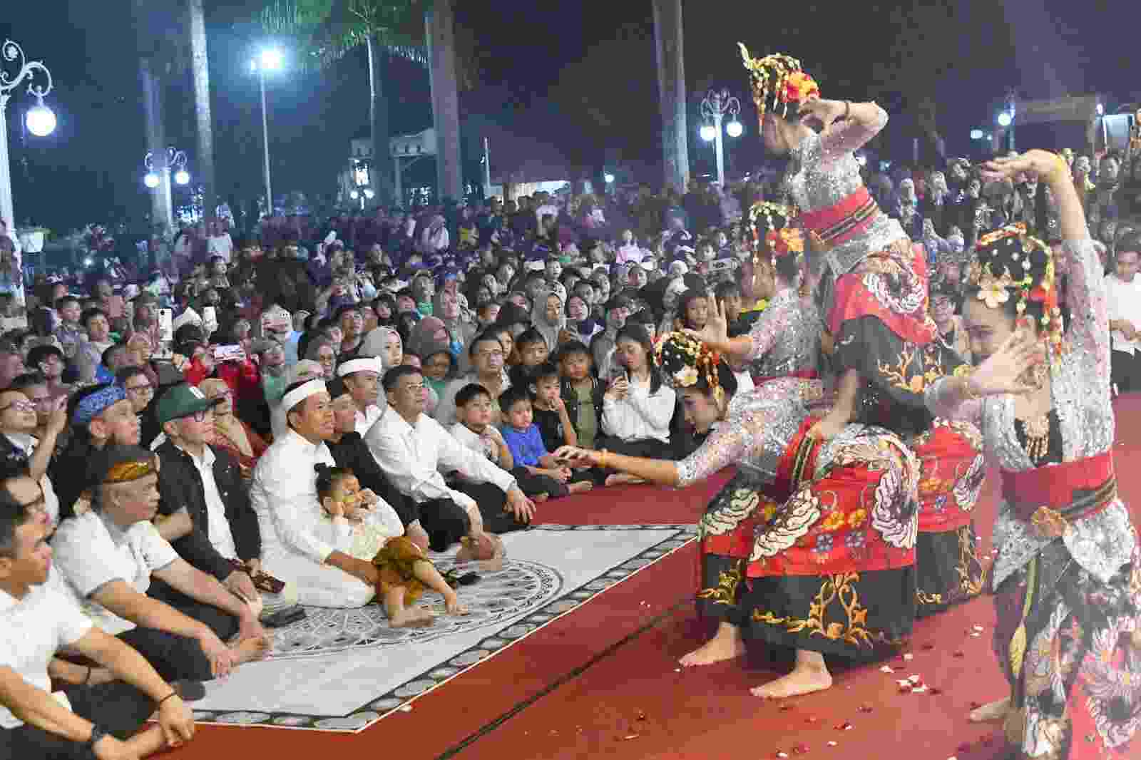 Program Abdi Nagri Nganjang Ka Warga :  KDM  Bersama Sangat Antusias Saksikan Pagelaran Wayang Golek di Bale Pakuan