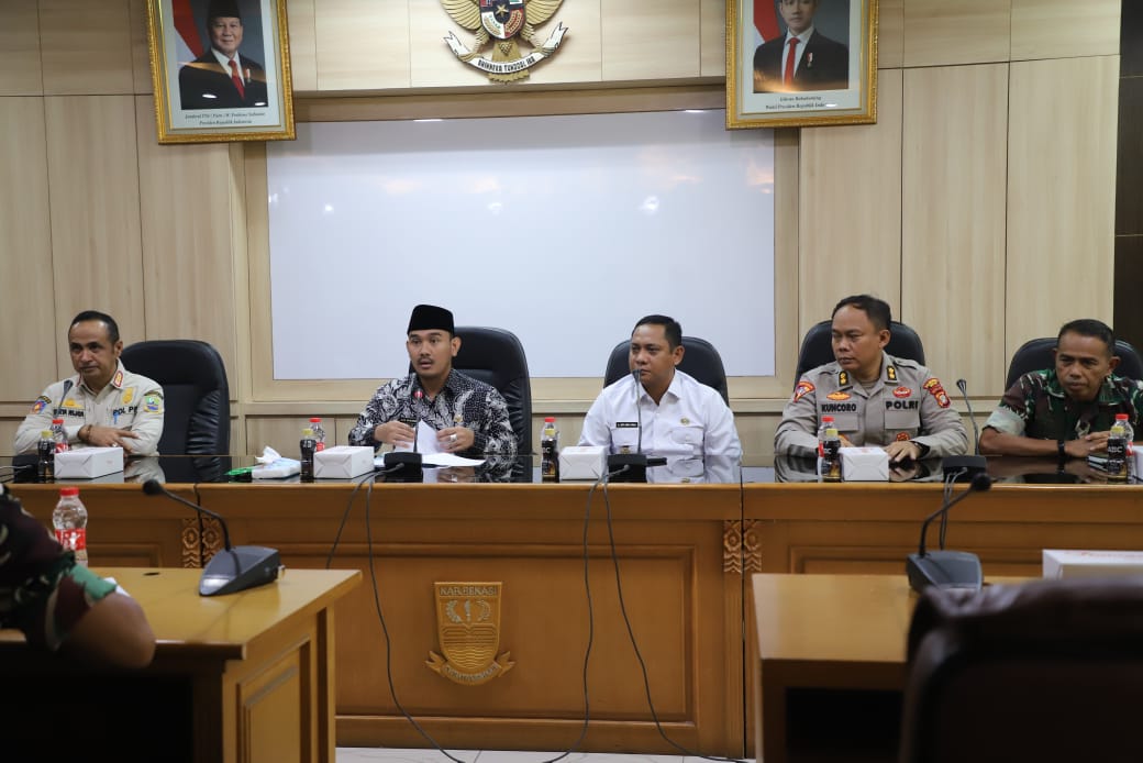 Keterangan foto: Bupati Ade Kuswara Kunang dalam rapat persiapan penertiban di Ruang Rapat KH Makmun Nawawi, Komplek Pemkab Bekasi, Kamis (9/4/2025