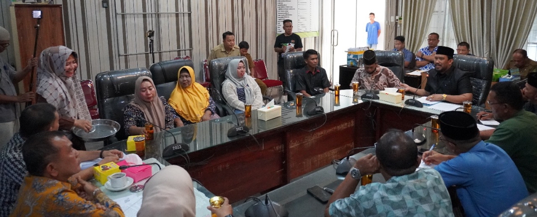 Tak Tahan dengan Aroma Ternak Ayam,Warga  Beraudensi ke DPRD Langkat