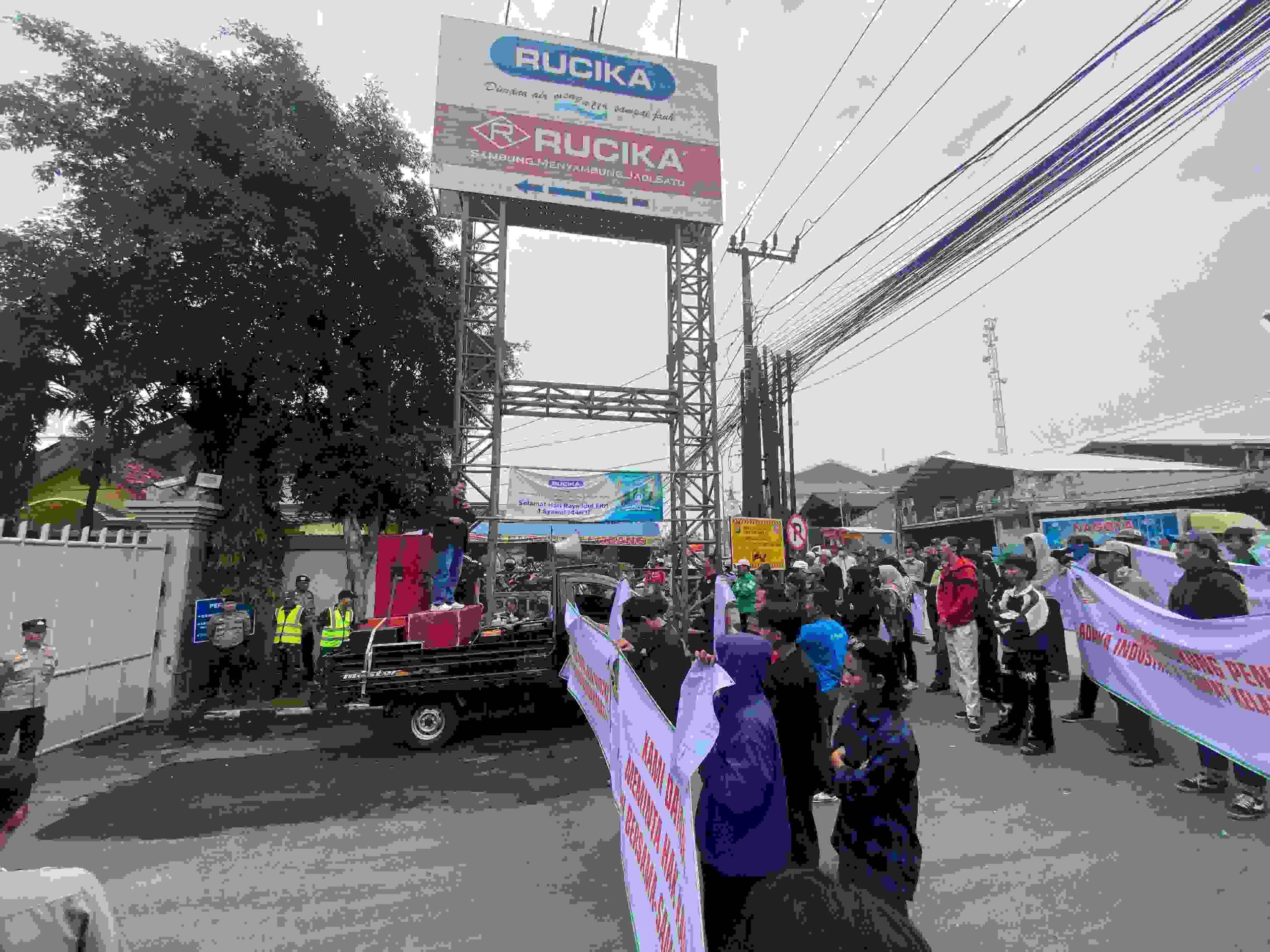 Ratusan Massa dari Ormas Cakra Bekasi Gelar Aksi di PT Rucika, Tuntut Realisasi Perjanjian Kesepakatan
