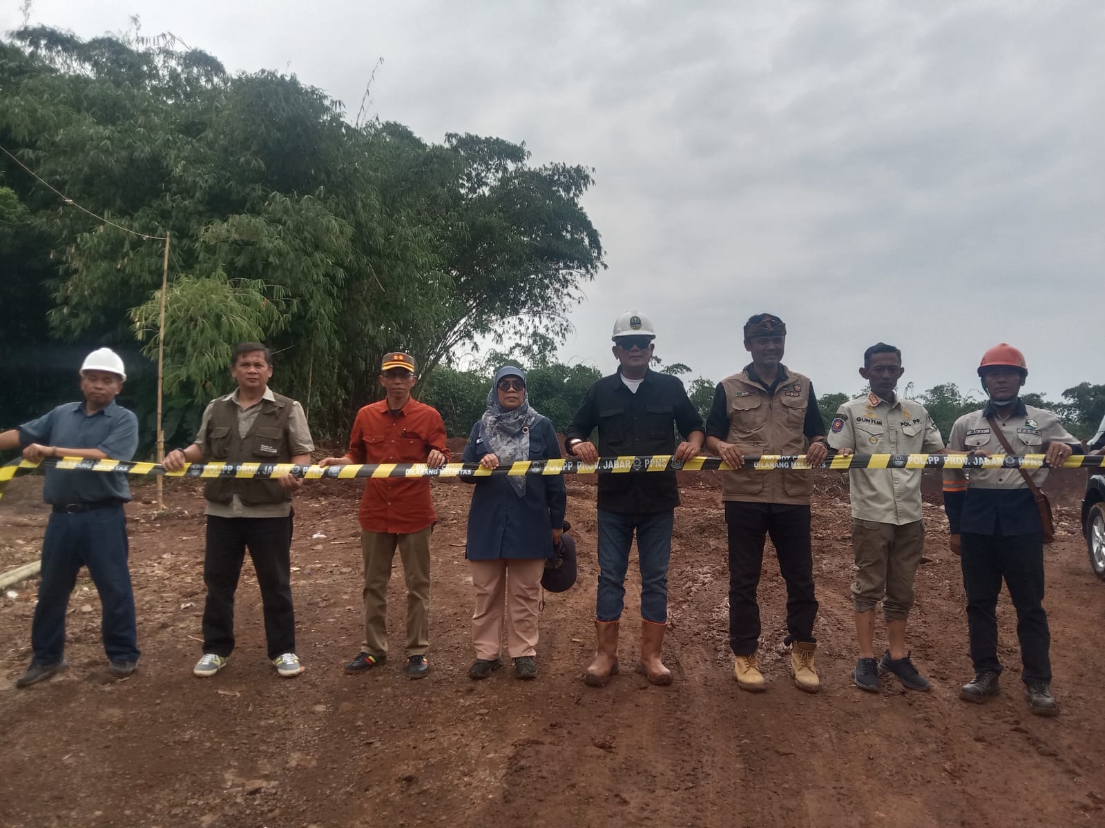 Keterangan foto : Gabungan dari pemda Provinsi Jabar menutup lokasi tambang ilegal di Desa Jati, Kecamatan Bojongpicung, Kabupaten Cianjur, Kamis (17/4/2025).