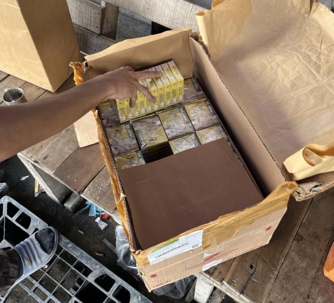 Rokok Resmi Dibongkar Tanpa Izin, Pemilik Ancam Polisikan Oknum Bea Cukai dan JNT 1 Keterangan foto: Barang yang dimaksud berupa dua dus rokok resmi berlabel cukai, yang dikirim dari Sumenep pada 9 April 2025 dan tiba di gudang JNT Jalan Adi Sucipto, Kubu Raya, pada 17 April 2025.