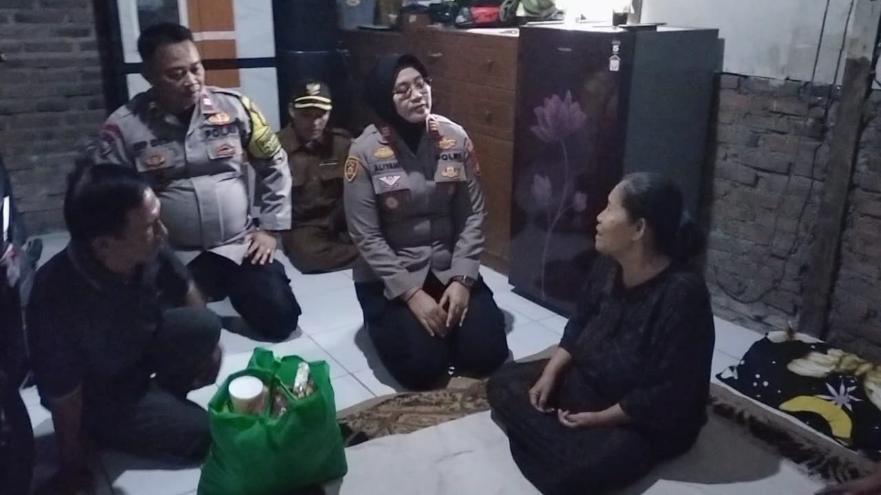 Kapolsek Kedung Waringin kembali berbagi melada masyarakat setiap hari Jumat dalam kegiatan Jumat Berkah berupa Sembako di bulan Syawal Pasca hari raya Lebaran, Jumat (18/4/2025).