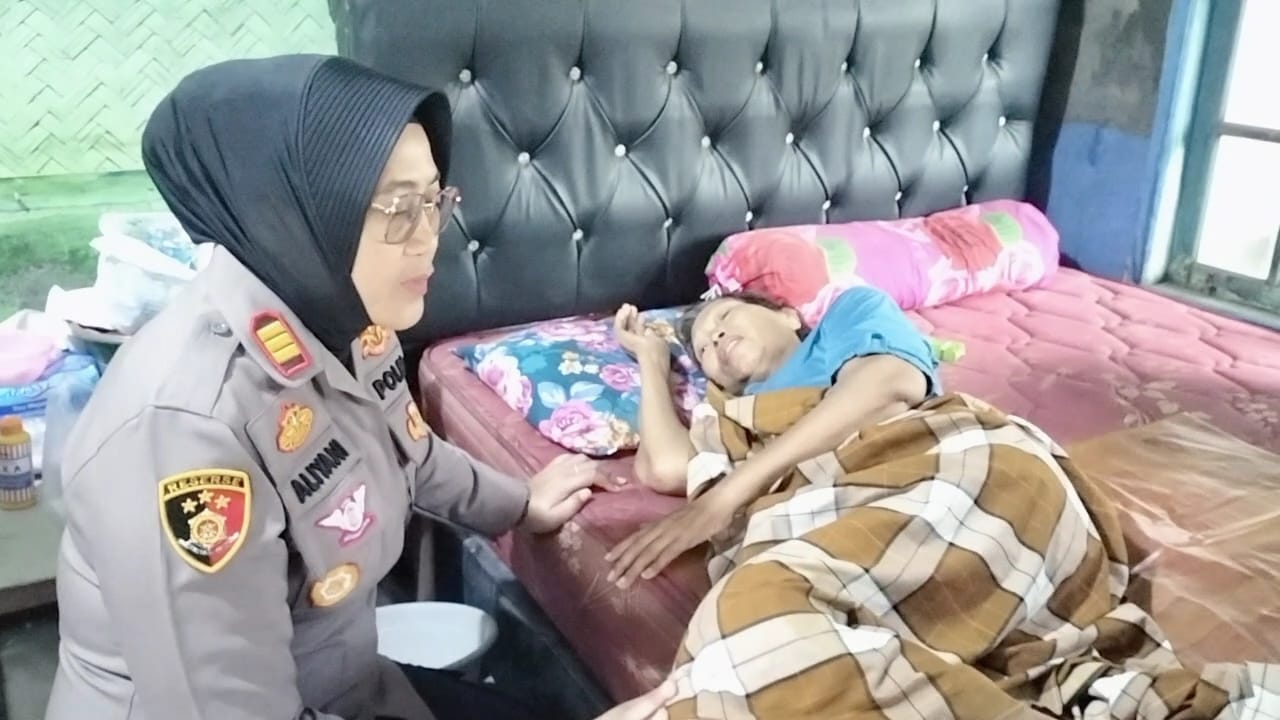 Jumat  Berkah, Kapolsek Kedung Waringin Berikan Bantuan Sembako 