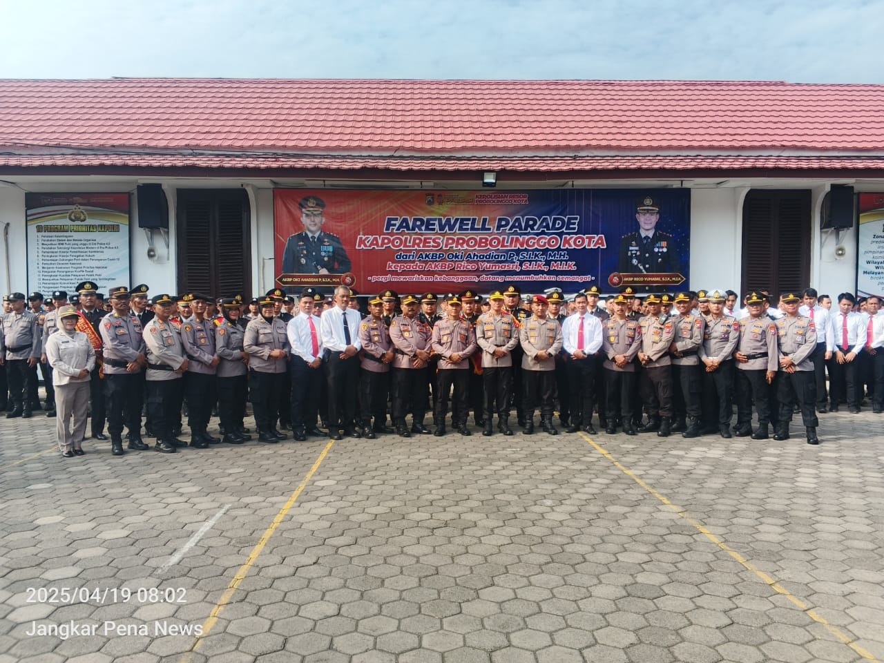 Prosesi Pedang Pora Sambut Kedatangan AKBP Rico Yumasri, S.I.K.,M.I.K., Di Mako Polres Probolinggo Kota