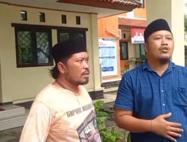 Keterangan foto: Hasanuddin (kiri) dan Surahman warga desa Srimahi saat diwawancara media, Kamis 17/04/2025.(ft istimewa)