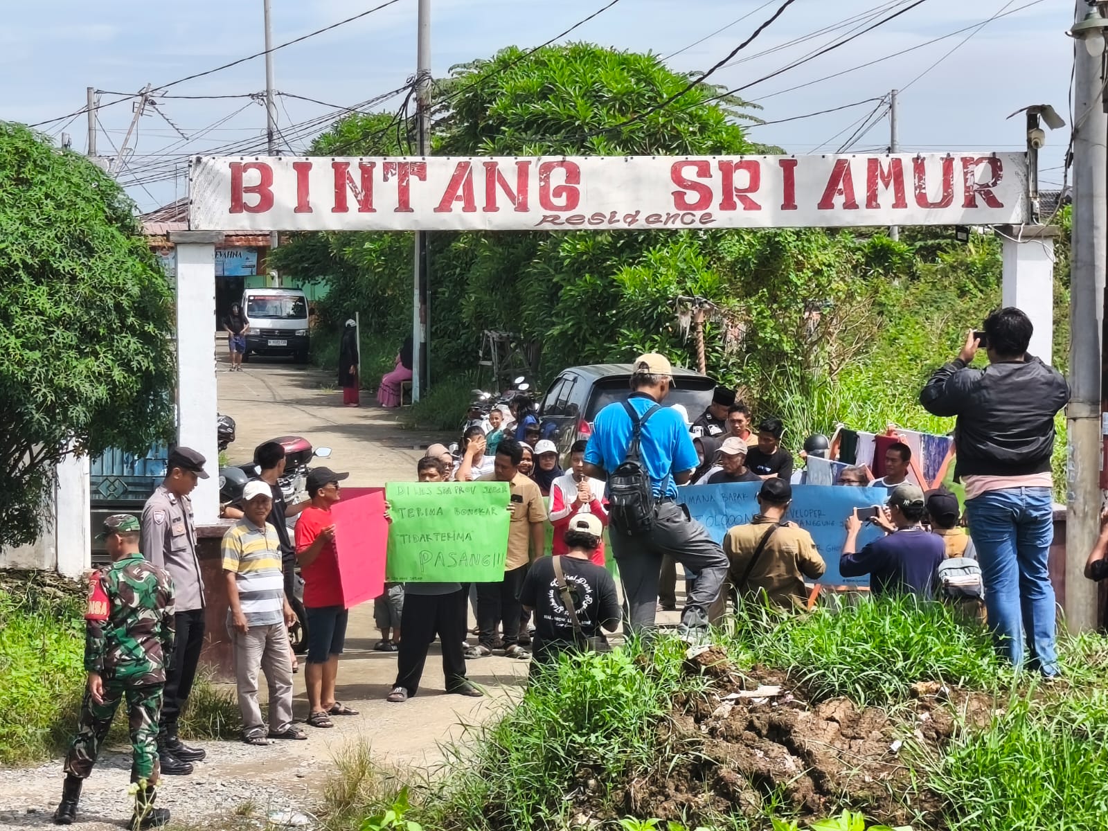 Terancam Terisolir  Proyek Normalisasi Kali, Pembongkaran Jembatan Didemo Warga Perumahan Bintang Sriamur 