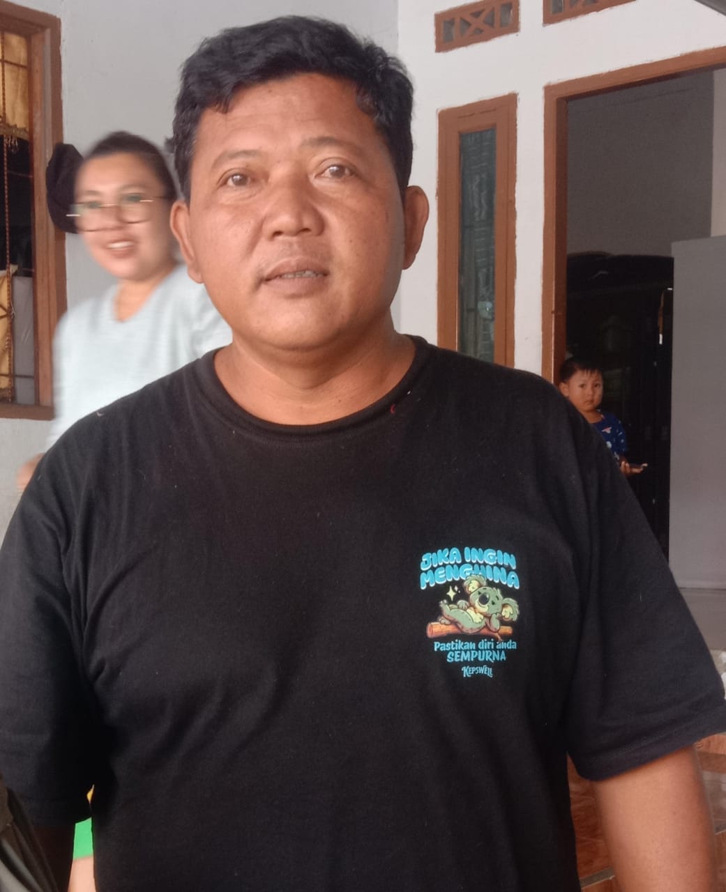 Keterangan foto: Jumadi saat di konfirmasi oleh wartawan di kediamannya pada sabtu (19/4)