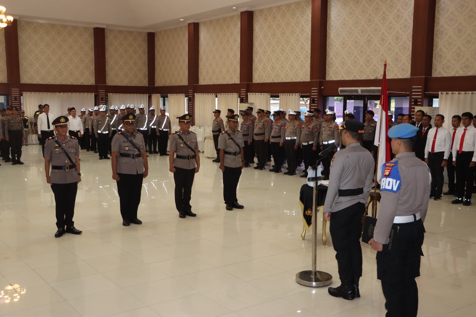 Keterangan foto: Wakapolres Metro Bekasi Pimpin Sertijab Kapolsek Sukatani, Serangbaru dan Pebayuran, Kamis, 24/04/2025