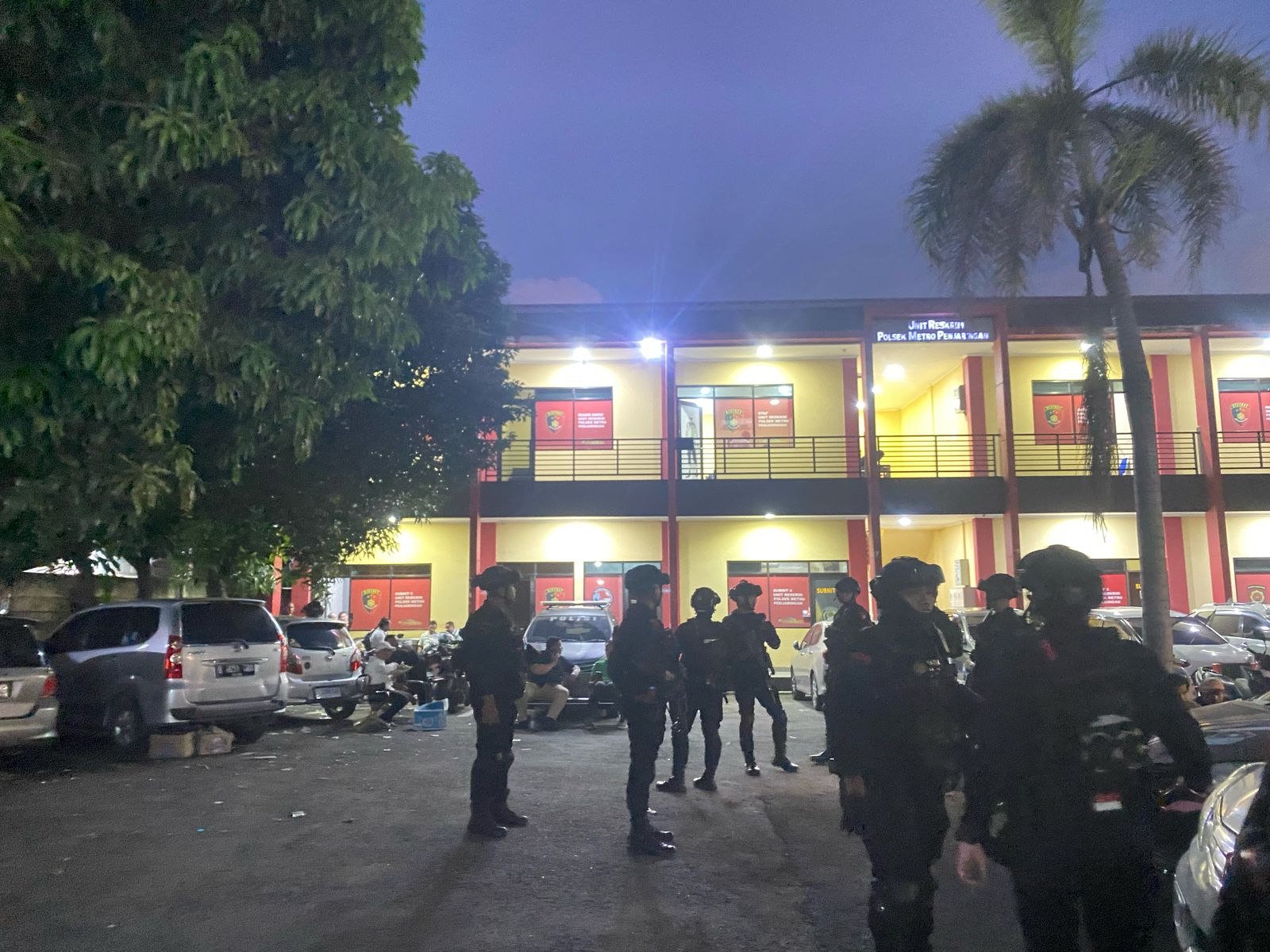 Keterangan foto: Satuan Brimob Polda Metro Jaya merespon cepat antisipasi potensi bentrokan antara dua organisasi masyarakat (ormas), yakni Ormas Makassar dan Ormas NTT, di kawasan Penjaringan, Jakarta Utara, Kamis (24/4).