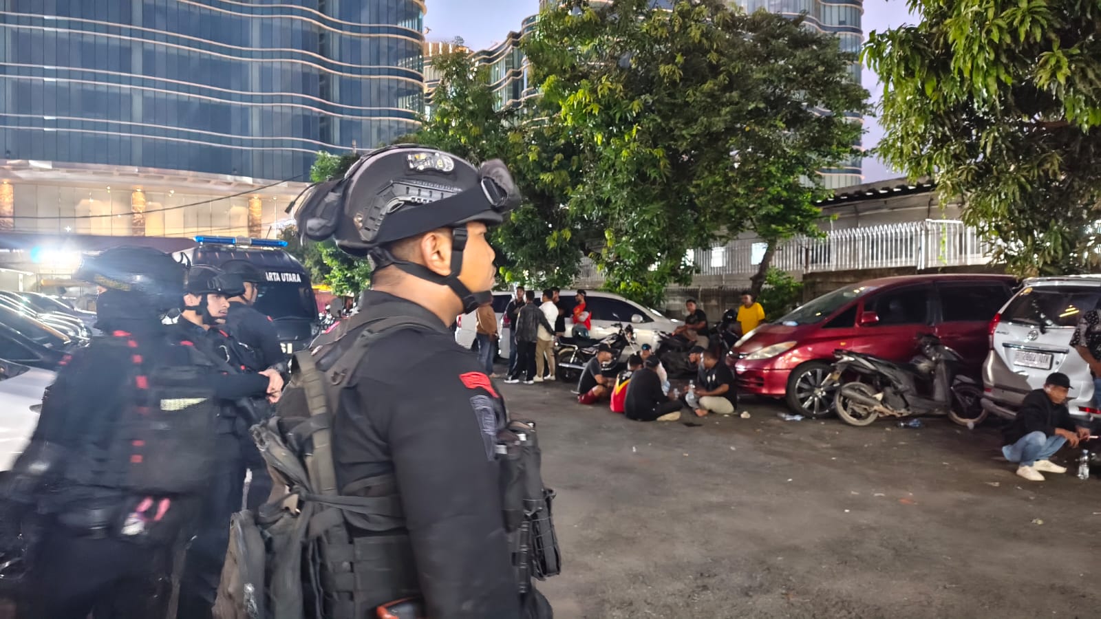 Keterangan foto: Satuan Brimob Polda Metro Jaya merespon cepat antisipasi potensi bentrokan antara dua organisasi masyarakat (ormas), yakni Ormas Makassar dan Ormas NTT, di kawasan Penjaringan, Jakarta Utara, Kamis (24/4).