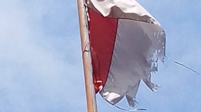 Miris Bendera Merah Putih Robek Berkibar di Kediaman Anggota DPRD dari Partai PKS Kabupaten Karawang