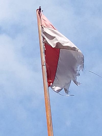 Miris Bendera Merah Putih Robek Berkibar di Kediaman Anggota DPRD dari Partai PKS Kabupaten Karawang