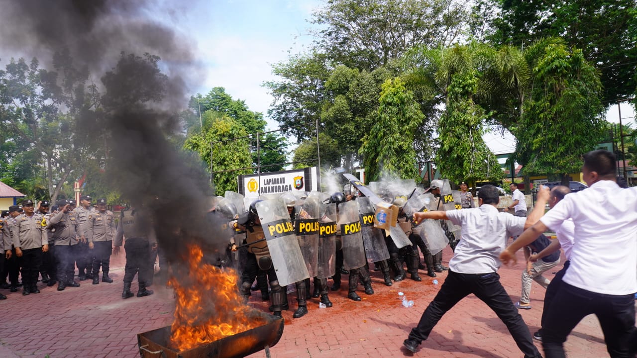 Polres Langkat Gelar Peragaan Dalmas Jelang May Day 2025