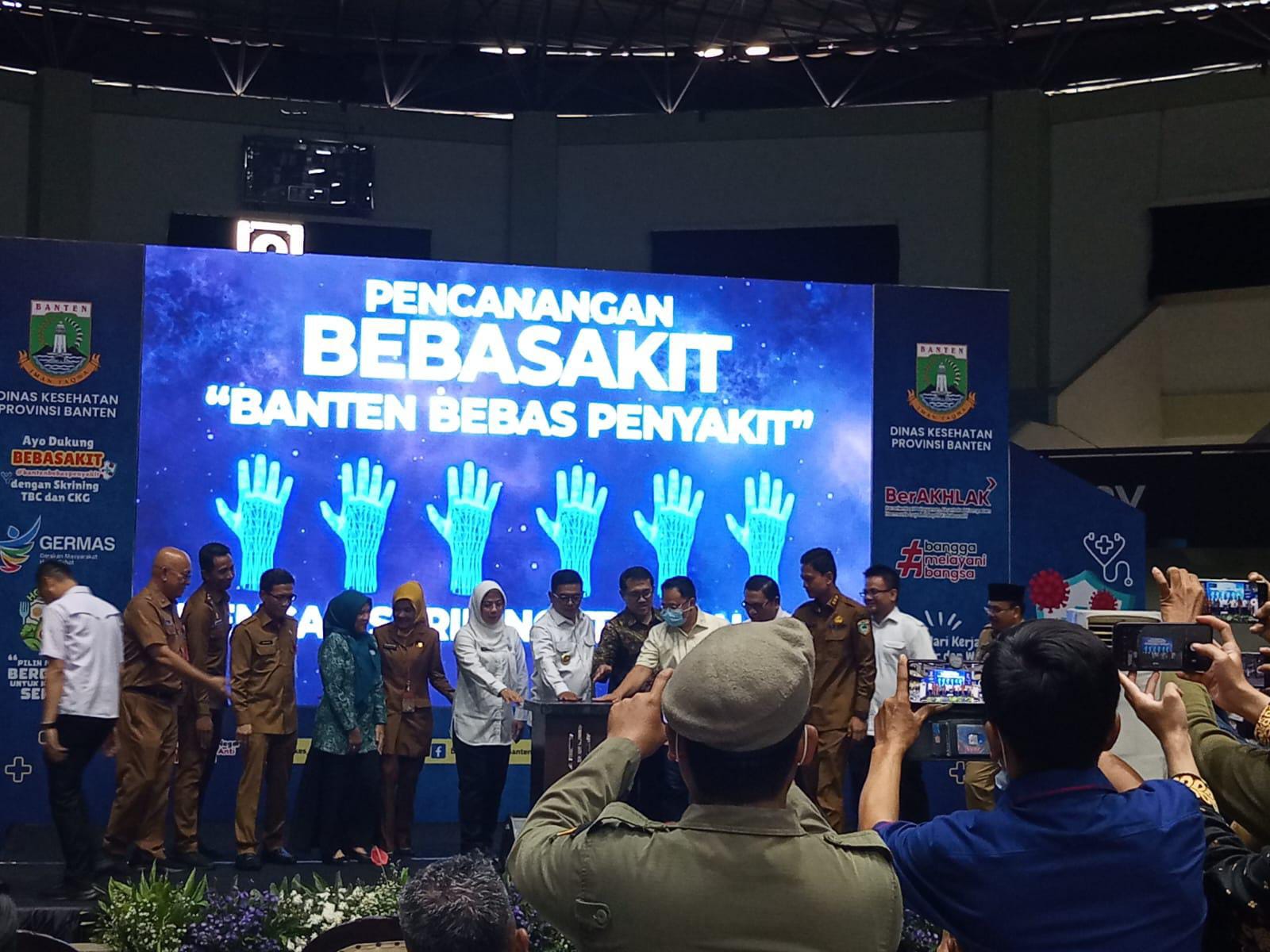 Keterangan foto: Dinas Kesehatan Provinsi Banten meluncurkan Program BEBASAKIT (Banten Bebas Penyakit) dengan skrining TBC dan CKG (Cek Kesehatan Gratis). Kegiatan ini berlangsung di Indoor Stadium Sport Center, Kelapa Dua, Kabupaten Tangerang, Provinsi Banten, pada Selasa (29/04/2025).