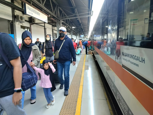 KAI Catat Layani 4,32 Juta Pelanggan KA JJ dan Lokal Selama Angkutan Lebaran 2025