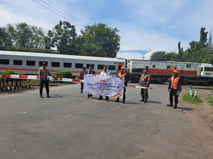 Cegah Kecelakaan di Perlintasan Sebidang, KAI Kolaborasi Dengan TNI, POLRI dan Railfans Gencar Lakukan Sosialisasi