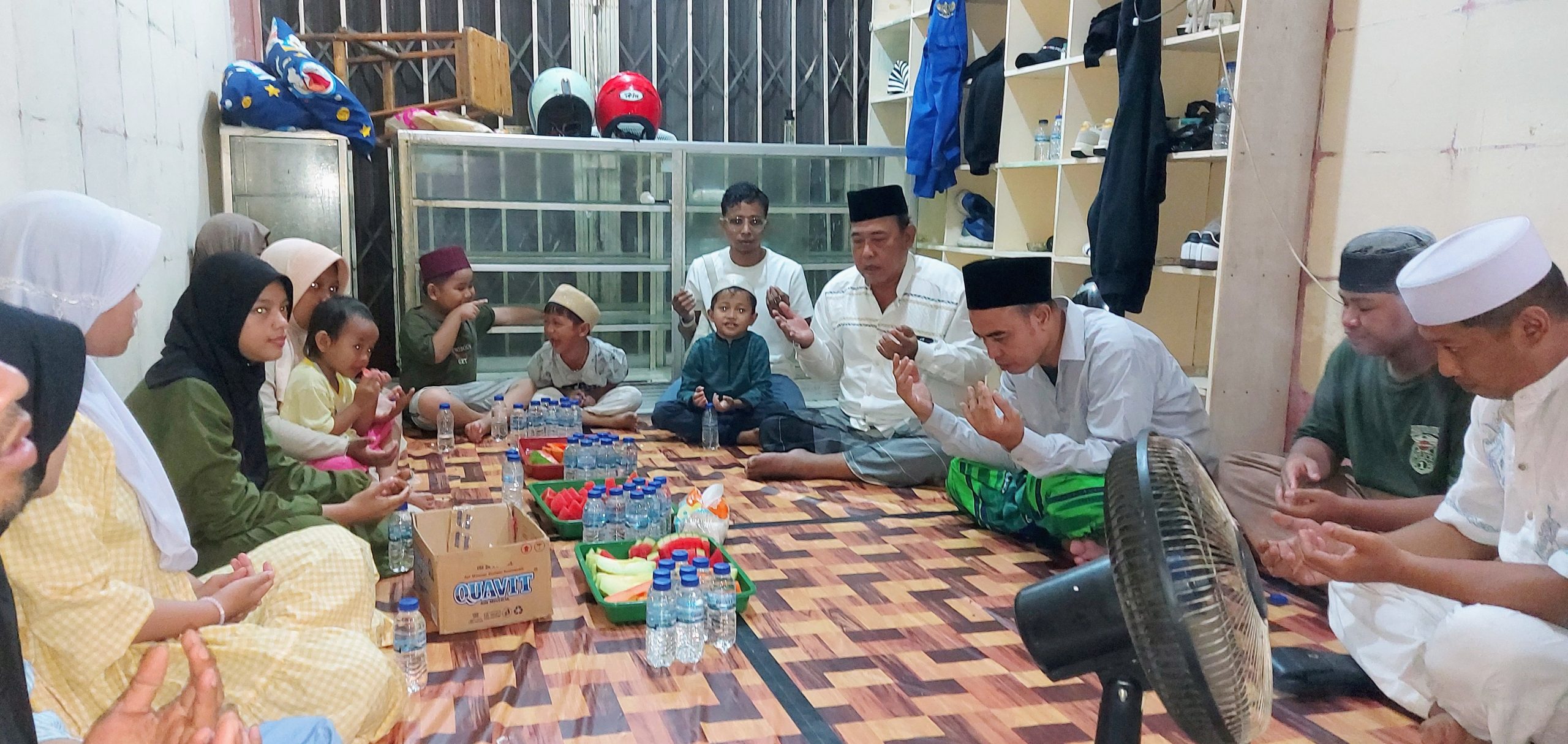 Jum’at Berkah, Paguyuban Pedagang Pasar Stasiun Angke Beri Santunan Kepada Anak Yatim