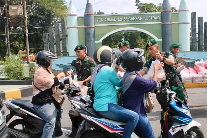 Yonarmed 12 Kostrad Berbagi Kebahagiaan Pada Jum’at Berkah