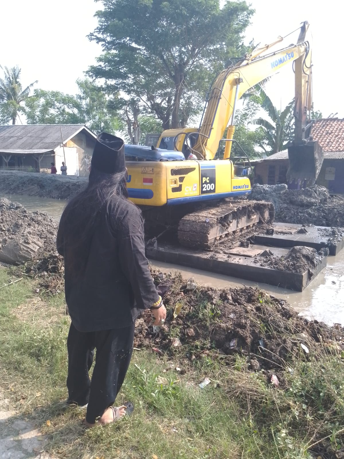 Keterangan foto: Ki Jaga Kali Kritik Proyek Normalisasi Sungai Pembuang (SP) Bakung Karangpatri yang Dikerjakan oleh CV Cipta Alam.(ft Istimewa)