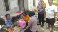 Jumat Berkah Kapolsek Kedungwaringin Berikan Sembako kepada Warga Pesanggrahan yang Sedang Sakit 