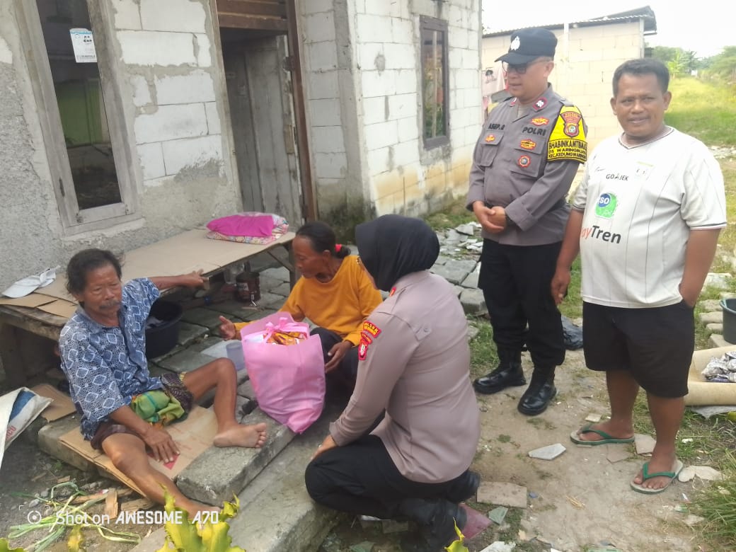 Jumat Berkah Kapolsek Kedungwaringin Berikan Sembako kepada Warga Pesanggrahan yang Sedang Sakit 