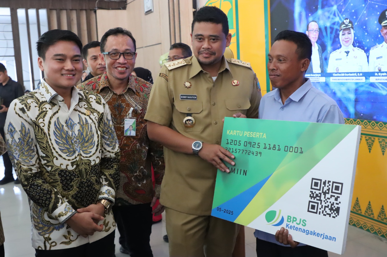 Pimpinan DPRD Sumut Ricky Antony Bersama Gubernur Boby Nasution Berikan 1.600 BPJS Ketenagakerjaan Bagi Nelayan