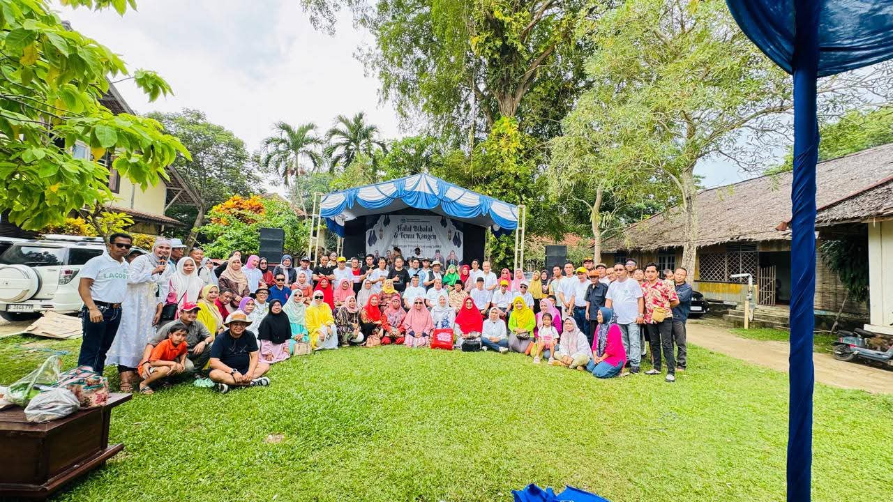 Keterangan foto: Perantau asal Wera yang berdomisili di Jabodetabek, atau yang dikenal dengan sebutan Ikatan Keluarga Wera (IKRA) Jabodetabek Mengadakan Acara Halal Bihalal pada hari minggu, (4/5/2025). yang berlangsung meriah dan penuh keakraban di Pantai Anyer Cilegon, Provinsi Banten.