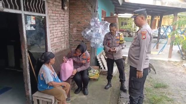 Jumat Berkah, Kapolsek Kedungwaringin Bagikan Sembako kepada Masyarakat Kurang Mampu