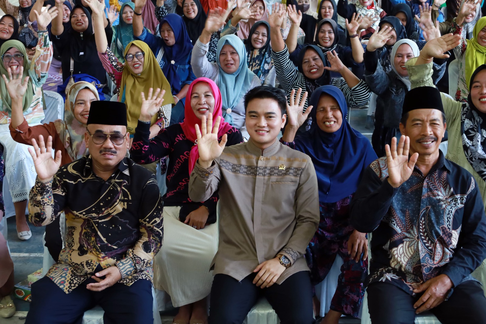 Masyarakat Secanggang Antusias Sambut Kunjungan Pimpinan DPRD Sumut Ricky Antony Bersama H.Ajai Ismail