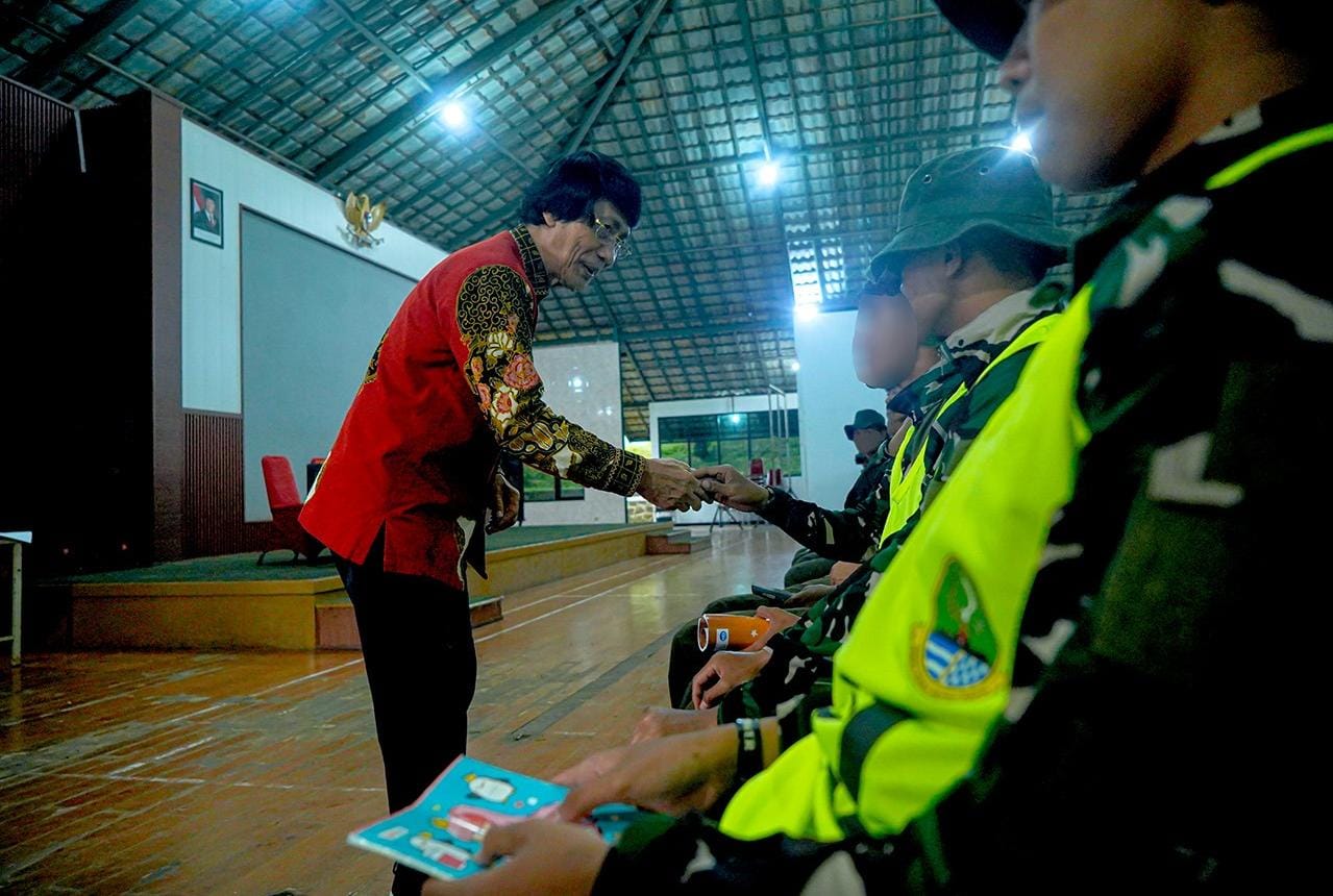 Keterangan foto:Ketua Lembaga Perlindungan Anak Indonesia (LPAI), Seto Mulyadi, meninjau langsung pelaksanaan Pendidikan Karakter Panca Waluya di Dodik Bela Negara Rindam III/Siliwangi, Cikole, Lembang, Kabupaten Bandung Barat, Sabtu (10/5/2025). 