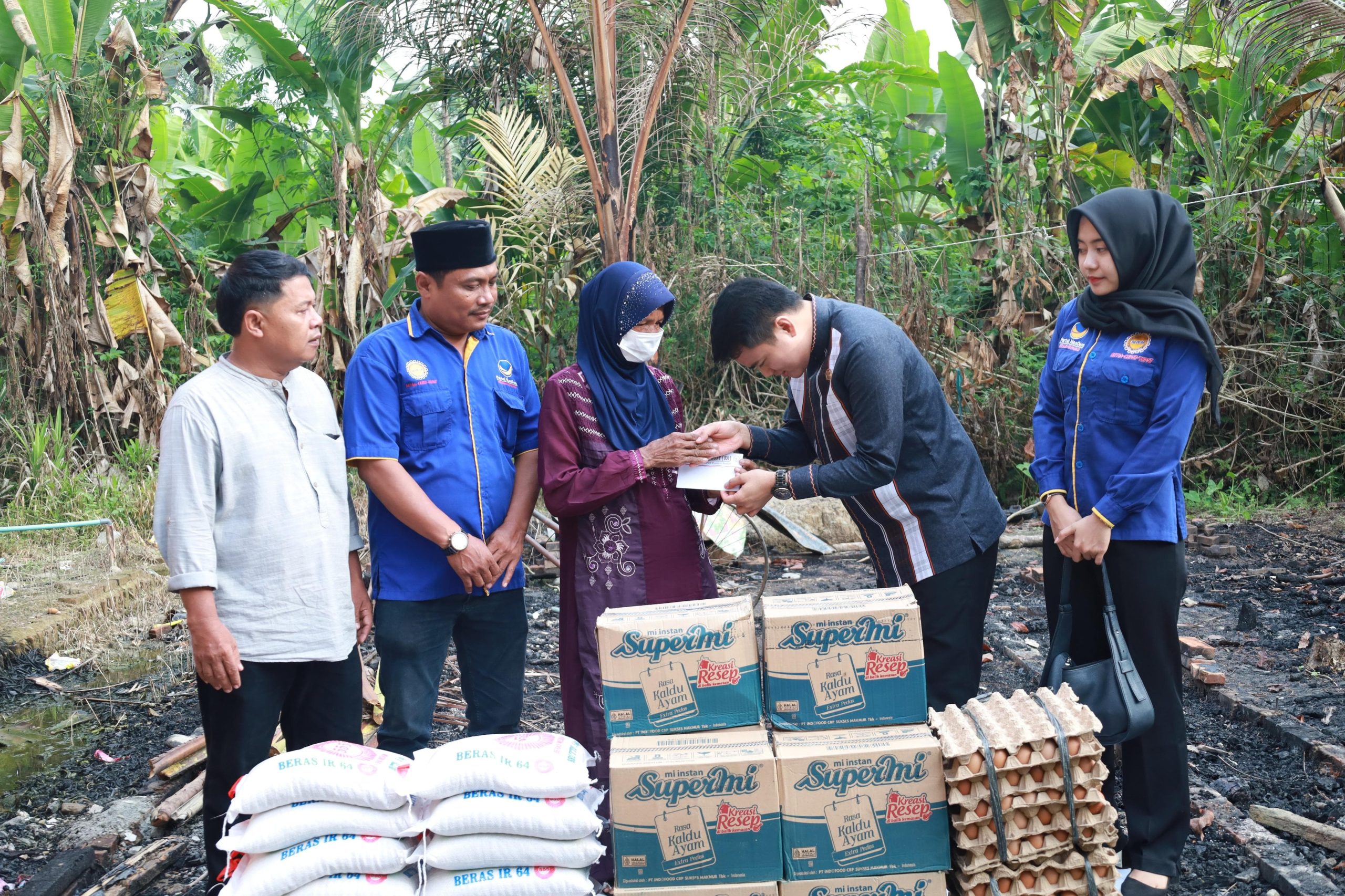 Seorang Ibu Bernama Jamiah, Pungut Beras di Puing Kebakaran, Ricky Antony Hadir Antarkan Bantuan