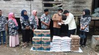 Aksi Cepat Tanggap,Ricky Antony Serahkan Bantuan untuk Korban Kebakaran di Hinai Kanan