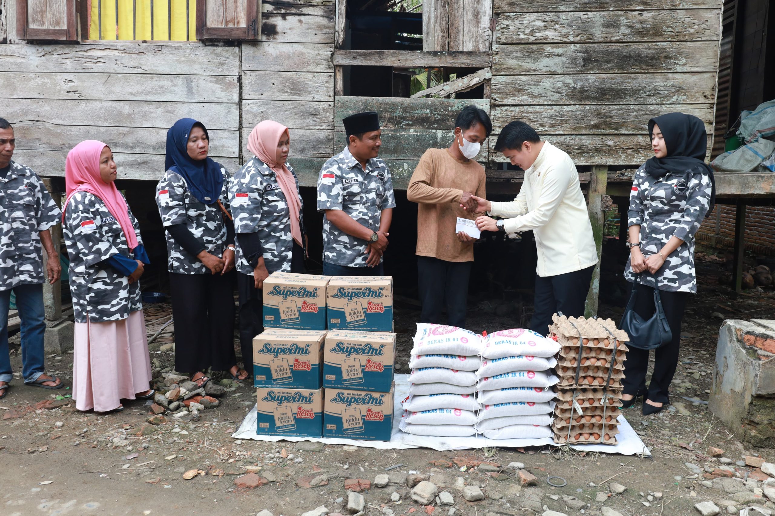 Aksi Cepat Tanggap,Ricky Antony Serahkan Bantuan untuk Korban Kebakaran di Hinai Kanan