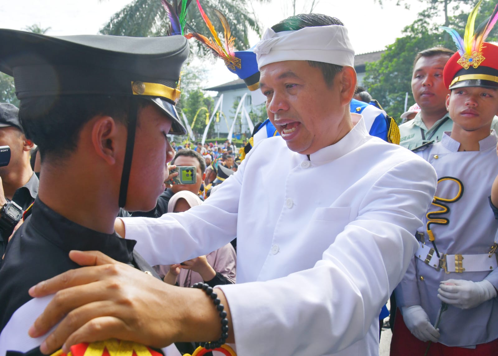 Keterangan foto : Hari Kebangkitan Nasional Ke-117 tahun 2025 menjadi momen istimewa bagi 273 pelajar Jawa Barat yang telah menyelesaikan pendidikan karakter Gapura Panca Waluya di Dodik Bela Negara Rindam III Siliwangi.