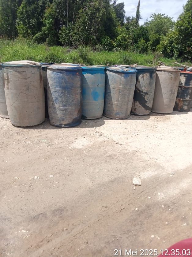 Puluhan Drum Solar Subsidi Diduga untuk Tambang Emas Ilegal Ditemukan Terbengkalai di Kapuas Hulu