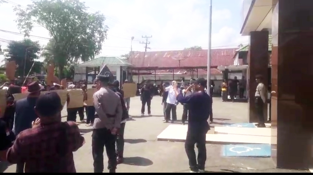 Puluhan Warga Sungai Nipah Tuntut Penuntasan Kasus Penjualan Aset Desa