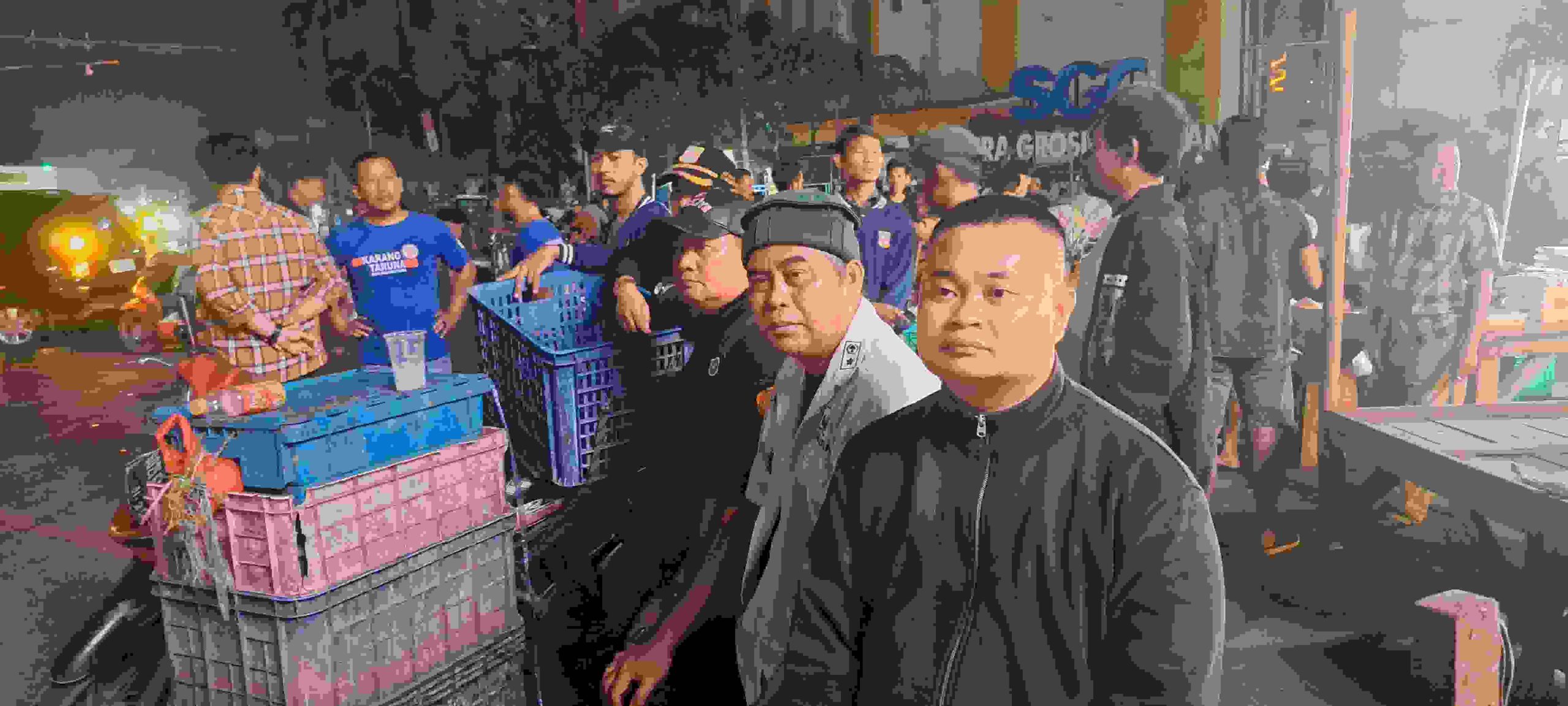 Sosialisasi Kepala Desa Cikarang Kota Terkait Pungutan Liar dan Penertiban di Pasar Tumpah SGC 1 Keterangan foto :Kades Cikarang Kota R.A Gunawan (viray) bersama ketua Karang Taruna desa Cikarang Kota H.Aris Wijaya