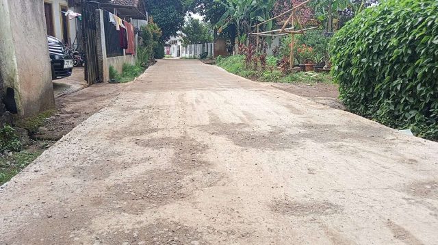 Pengerjaaan Betonisasai Jalan Desa Oleh Pemdes Jatisari Bogor Jadi Sorotan, Diduga Pengerjaan Asal Jadi