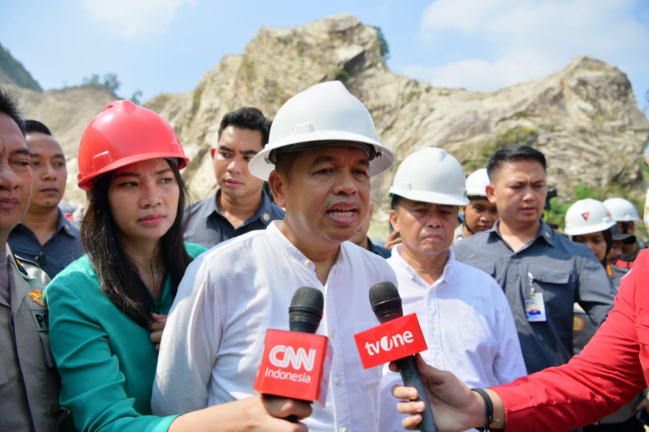 KDM Tinjau Lokasi Longsor Tambang Gunung Kuda, Berikan Santunan untuk Keluarga Korban