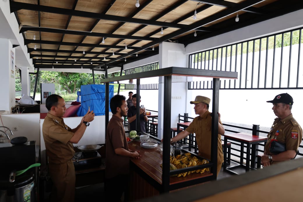 Keterangan foto : Kunjungan kerja (Kunker) Bupati Lampung Barat&nbsp; ke lokasi pasar wisata tersebut pada Senin, (2/6/25) yang berlokasi di Pekon Kagungan, Kecamatan Lumbok Seminung.
