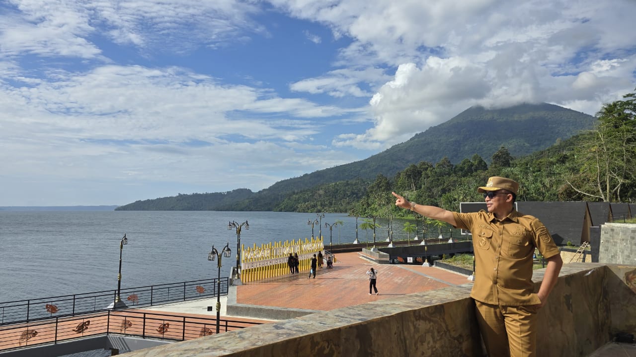 Keterangan foto : Kunjungan kerja (Kunker) Bupati Lampung Barat&nbsp; ke lokasi pasar wisata tersebut pada Senin, (2/6/25) yang berlokasi di Pekon Kagungan, Kecamatan Lumbok Seminung.