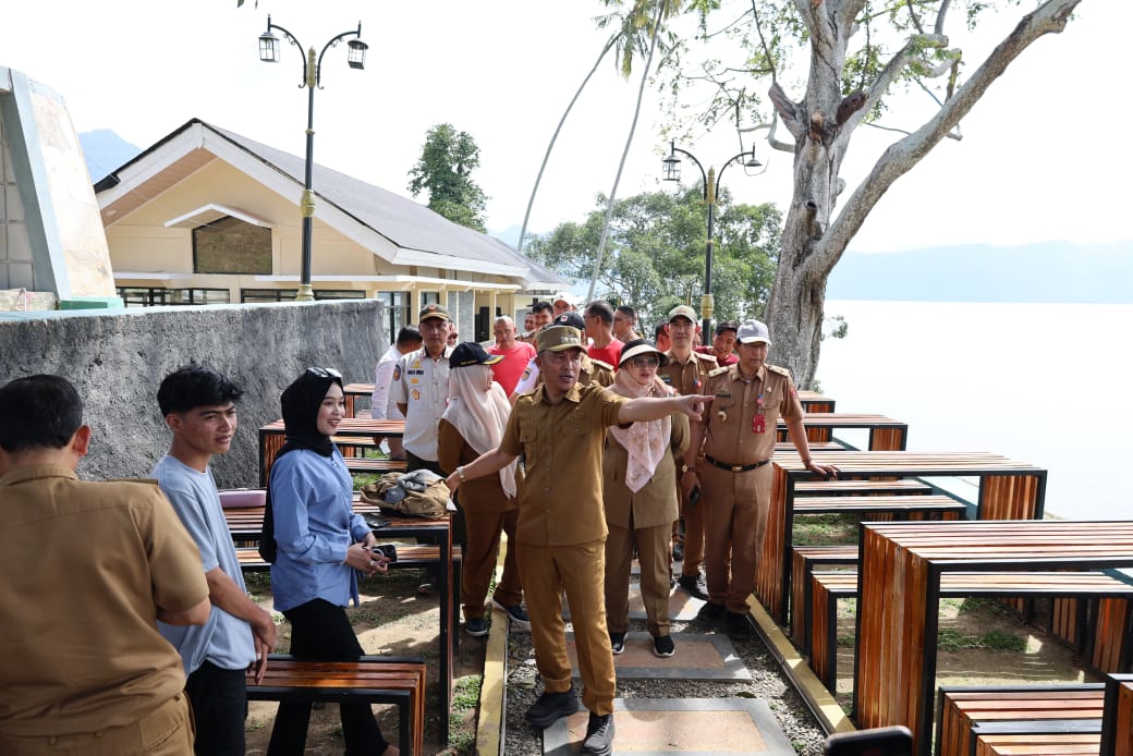 Keterangan foto : Kunjungan kerja (Kunker) Bupati Lampung Barat kunjungan kerja ke lokasi pasar wisata tersebut pada Senin, (2/6/25) yang berlokasi di Pekon Kagungan, Kecamatan Lumbok Seminung.