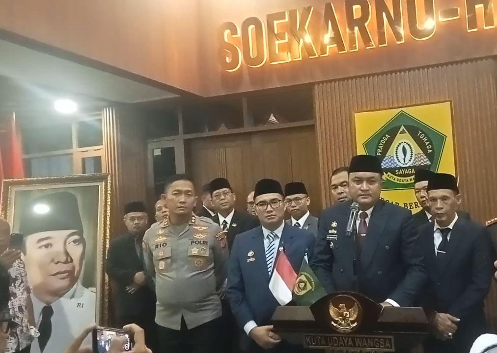 Keterangan foto: Bupati Bogor Lantik 13 Kepala Dinas