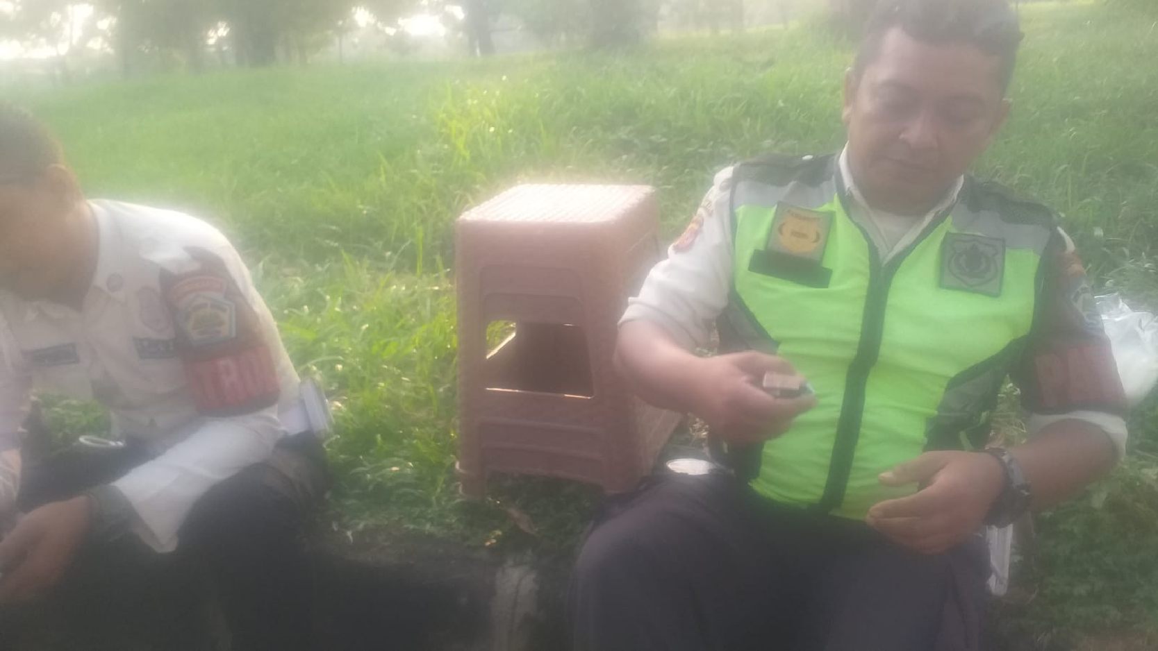 Satpam SGR Diduga Tidak Bermoral Mengusir Warga BIP Desa Wanakerta Kab Purwakarta Berjualan Di Depan Ruko Kosong.