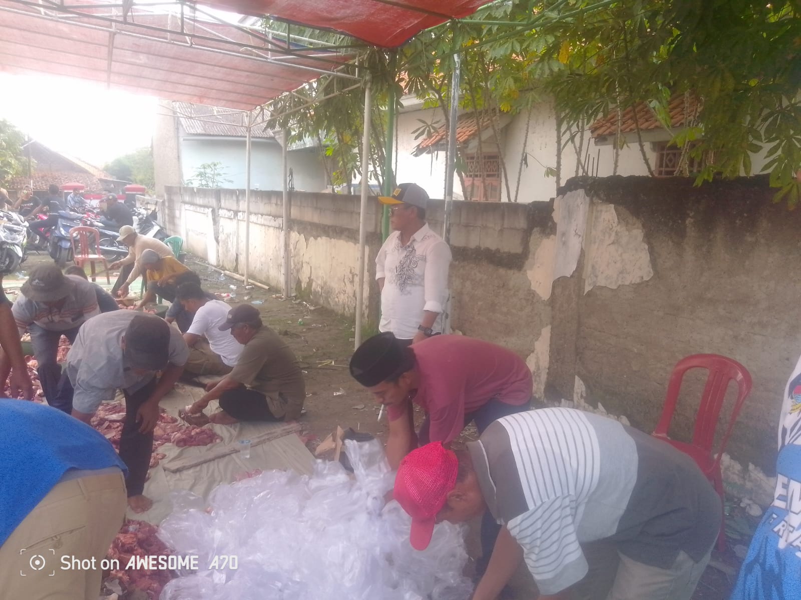 Keterangan foto: Rayakan Idul Adha, Kades Kertajaya. H. Acep Sembelih Hewan Kurban 5 Ekor Sapi