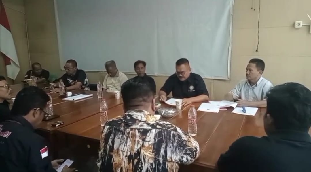 Keterangan foto: Klarifikasi pengurus PGRI Kabupaten Bekasi Terkait adanya dugaan pungutan liar (pungli) melalui Dinas Pendidikan Kabupaten Bekasi pada Senin 08/06/2025.