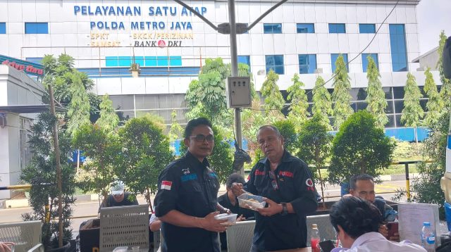 Jumat Berkah Polda Metro Jaya Bagikan Makan Siang Gratis,Koordinator Wartawan FBN Berikan Apresiasi